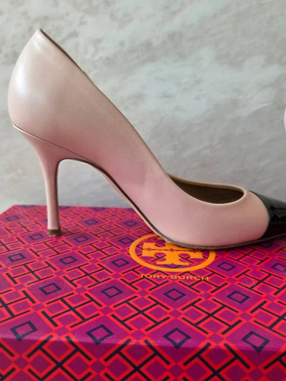 Tory Burch Penelope 85 mm Cap-Toe Pump seashell pink black 6